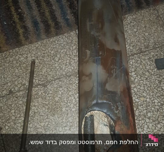 חלקי דוד שמש ישנים ומחלידים על הרצפה